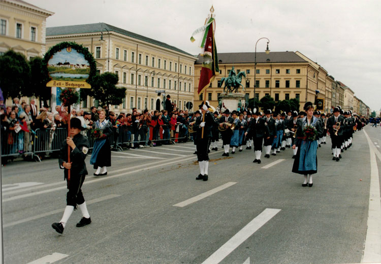 Musikkapelle beim Umszug in München